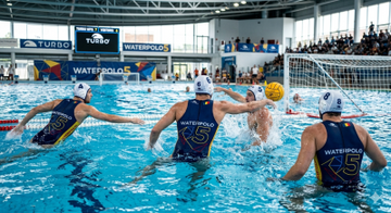 Atleti di pallanuoto che indossano costumi per squadre di nuoto